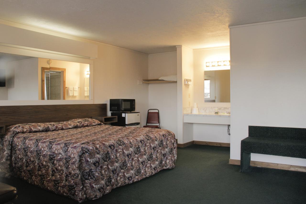 The Village Inn Motel & Restaurant Challis Extérieur photo
